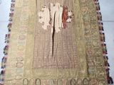 un tapis sur lequel est représenté un homme et une femme