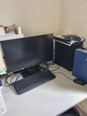 un bureau équipé d'un écran d'ordinateur et d'un clavier