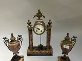 trois types de vases différents et une horloge exposés