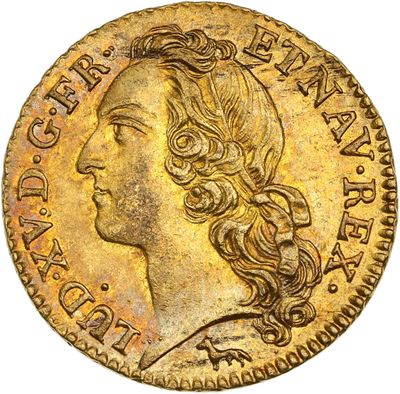 une pièce d'or représentant la tête d'une femme aux cheveux longs