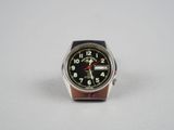 gros plan d'une montre-bracelet sur une surface blanche