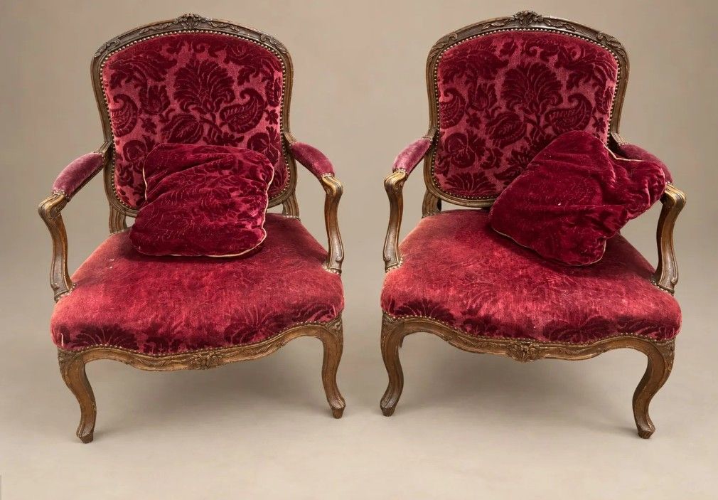 Paire de fauteuils à dossiers à la reine, style Louis XV