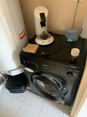 une photo d'un lave-linge et d'un sèche-linge dans une petite pièce