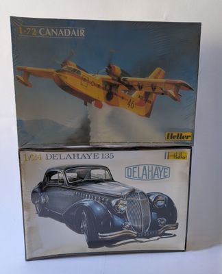 deux boîtes contenant un modèle d'avion et un modèle de voiture