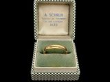 une boîte contenant une bague, sur fond noir
