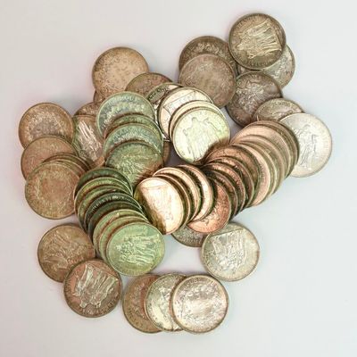 un tas de pièces posé sur une table, sur fond blanc