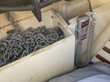 une boîte blanche contenant une chaîne et un téléphone