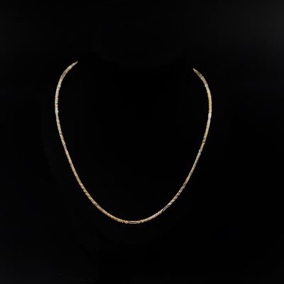 un collier en or sur un mannequin mannequin mannequin mannequin mannequin mannequin mannequin mannequin mannequin mannequin