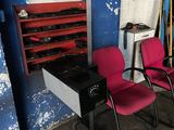 deux chaises rouges dans une pièce au mur bleu