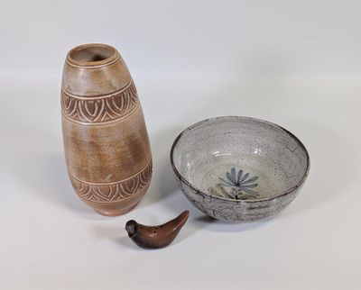 un petit bol et un petit vase posés sur une table
