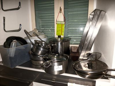 de nombreuses casseroles et poêles sur la cuisinière dans la cuisine