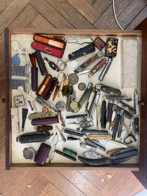 de nombreux outils de toutes sortes dans un tiroir posé au sol