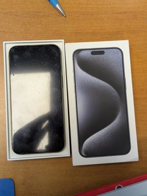 une boîte avec un téléphone à l'intérieur sur une table