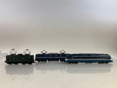 trois petits trains posés sur une surface blanche