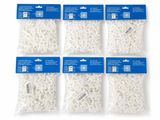 quatre sachets de perles en plastique blanches sur fond blanc