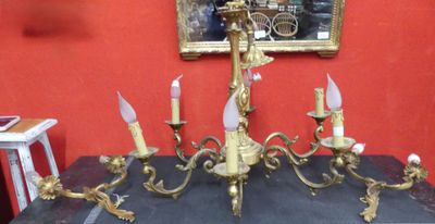 un lustre posé sur une table