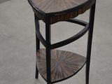 une photo d'une table d'appoint avec un plateau en bois