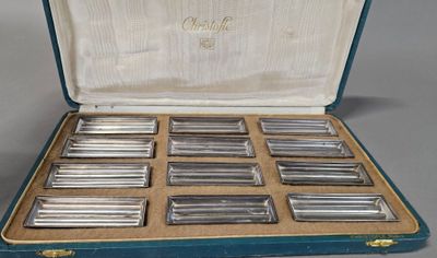 une mallette contenant de nombreux lingots d'argent