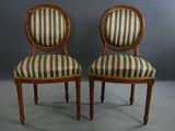 paire de chaises anciennes avec des assises rembourrées à rayures