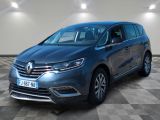 une voiture bleue garée sur le sol en damier d'un garage