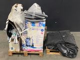 un tas d'ordures posé sur une palette à côté d'un sac noir