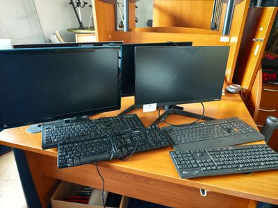 deux écrans d'ordinateur et un clavier sur un bureau