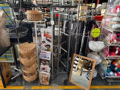 Lot de 7 portants, un porte parapluie, un miroir, livres/catalogue et  - Photo 1