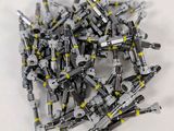 un tas de Lego posé sur une surface blanche