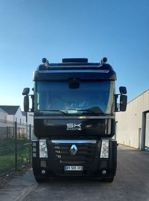 un camion noir garé devant un immeuble