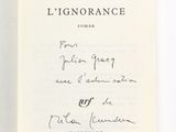 un livre ouvert, avec une lettre manuscrite et la photo d'un homme