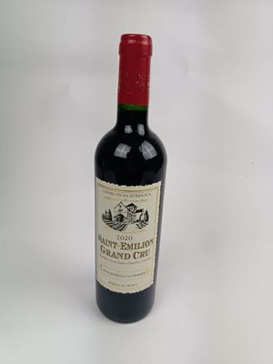 une bouteille de vin posée sur une table
