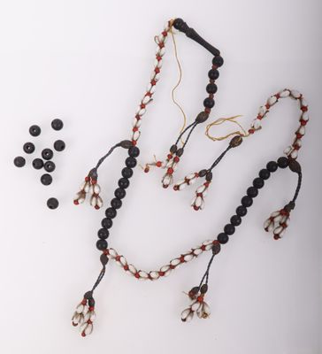 Ensemble collier et boucles d'oreilles composé de perles de verre noires et rouges