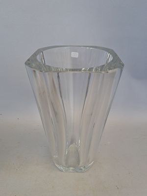 un vase en verre posé sur une table