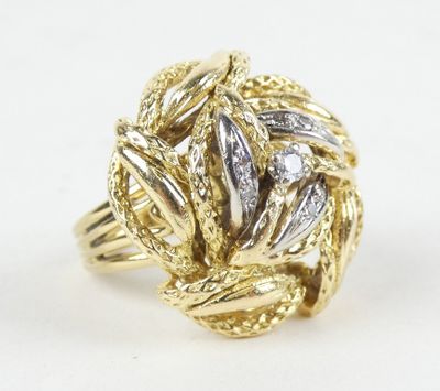 gros plan d'une bague en or et diamants sur fond blanc