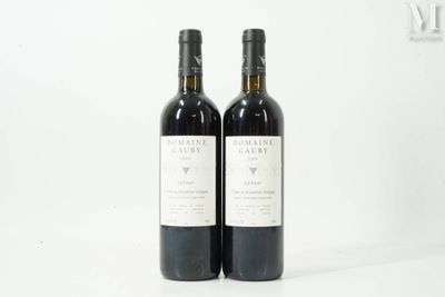 deux bouteilles de vin posées l'une à côté de l'autre sur une surface blanche