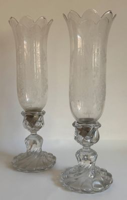 deux verres à vin posés l'un à côté de l'autre sur une table