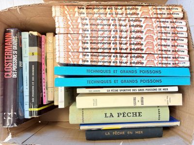 une boîte remplie de livres empilés les uns sur les autres