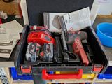 une boîte à outils contenant des outils, posée sur une étagère