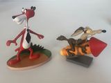 des figurines d'insectes et d'un chien sur un skateboard