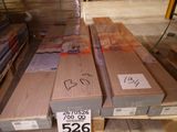Plusieurs caisses en bois sont empilées sur une palette dans un entrepôt