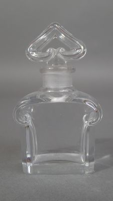 une bouteille en verre transparent avec un couvercle transparent