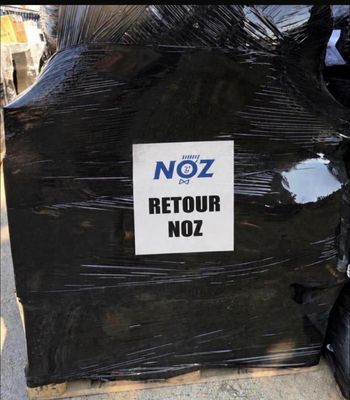 une pancarte sur laquelle est écrit « noz retour noz » à l'arrière d'une moto