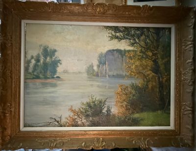 une photo d'un tableau accroché au mur au-dessus d'un lit