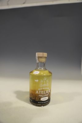 une petite bouteille de tequila posée sur un comptoir
