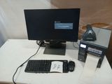 un clavier, une souris et un écran posés sur une table
