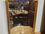 un miroir posé sur une table sur laquelle se trouve un miroir