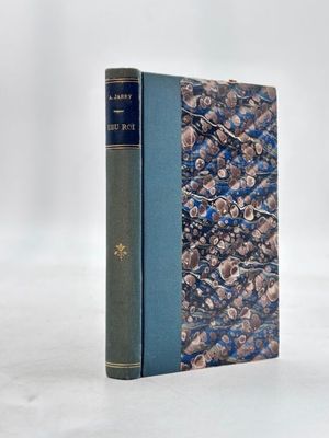 un vieux livre posé sur une table blanche à côté d'un mur blanc