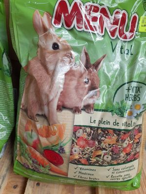 un sac de provisions posé sur une table en bois
