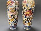 deux vases décorés de fleurs