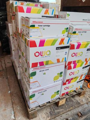 plusieurs boîtes empilées sur une palette